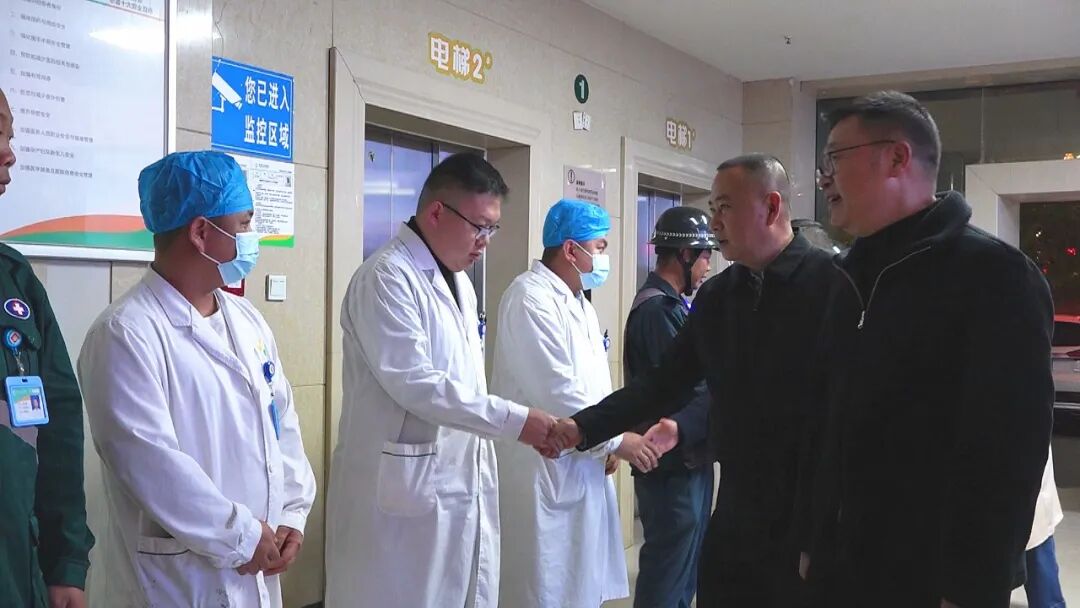 蔡伟看望慰问除夕期间在岗一线工作人员