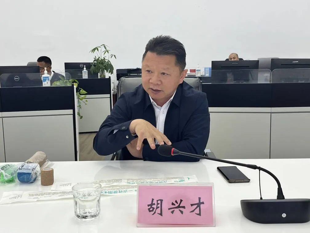 胡兴才在与企业家洽谈时强调：聚焦主产业链 全力服务保障 推动全县资源经济向高质量全产业链发展