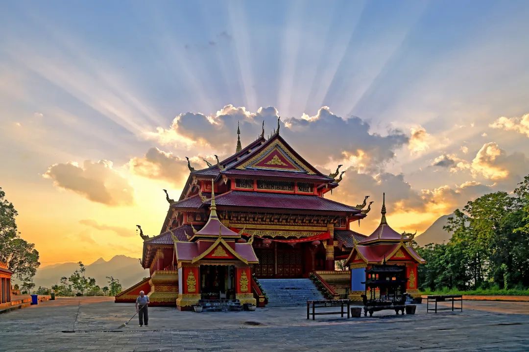 有着500多年历史的孟定洞景佛寺，是信奉佛教的众多少数民族的朝圣之地，也是孟定比较著名的旅游景点。冯旭辉摄.jpg